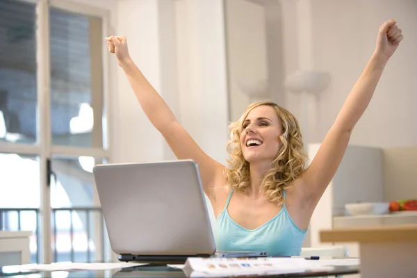 Woman at laptop with arms up — Stock Photo, Image