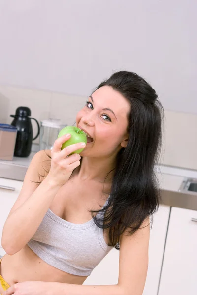 Joven mujer caucásica comiendo una manzana verde —  Fotos de Stock