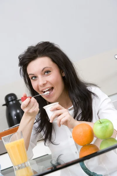 Young caucasian woman eating yoghurt — Stock Photo, Image