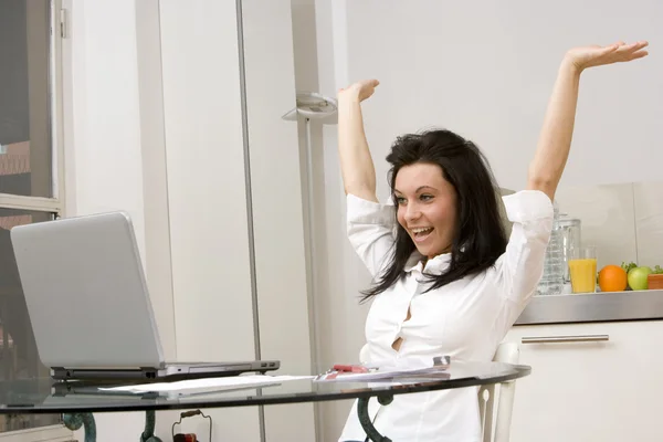 노트북에서 일 하는 여자 — 스톡 사진