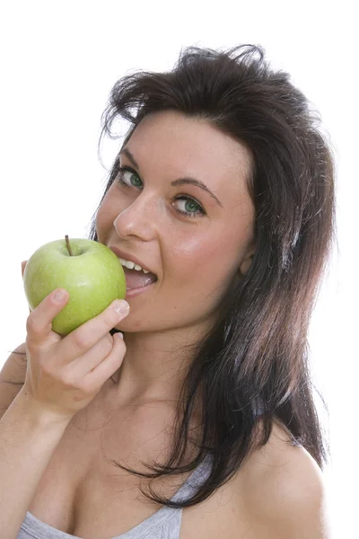 Mulher comendo uma vovó ferreiro maçã — Fotografia de Stock
