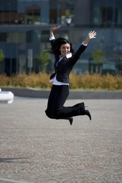 Femme d'affaires sauter à l'extérieur — Photo