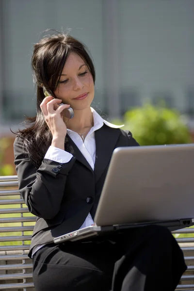 Business woman working outdoors — Stock Photo, Image