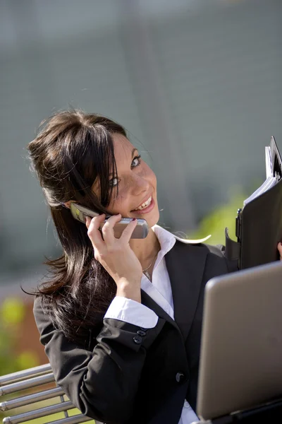 Young businesswoman working outdoors — Stock Photo, Image