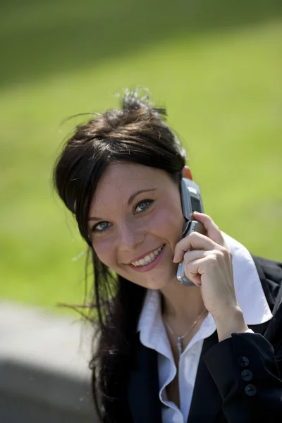 Ung affärskvinna att göra ett telefonsamtal — Stockfoto