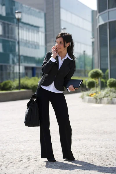 Ung affärskvinna att göra en mobil telefon samtal utomhus — Stockfoto