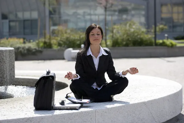 Jungunternehmerin macht Pause in einer Zen-Position — Stockfoto