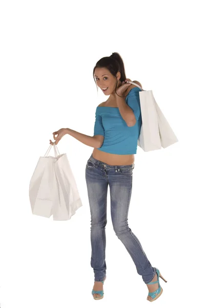 Νεαρή γυναίκα με τσάντες ψώνια απομονωμένη σε λευκό — Φωτογραφία Αρχείου