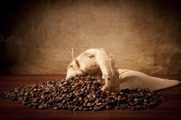Coffe 'beans com saco de juta — Fotografia de Stock