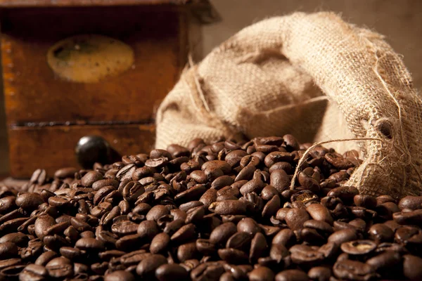 Närbild av kaffe bönor med juta väska och kvarn — Stockfoto