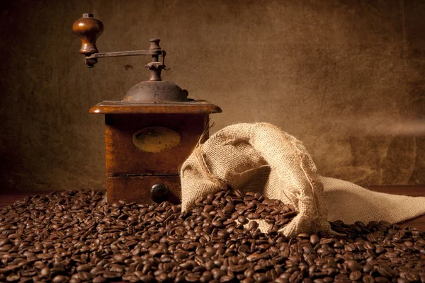 Granos de café con bolsa de juta y molinillo — Foto de Stock