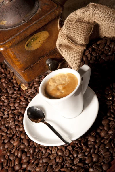 Vertikální zblízka šálek kávy, bruska a kávy bea — Stock fotografie
