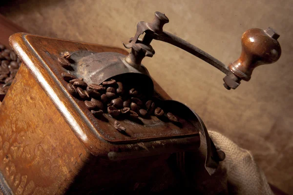 Detailní záběr dor mlýnek na kávu s fazolemi uvnitř — Stock fotografie