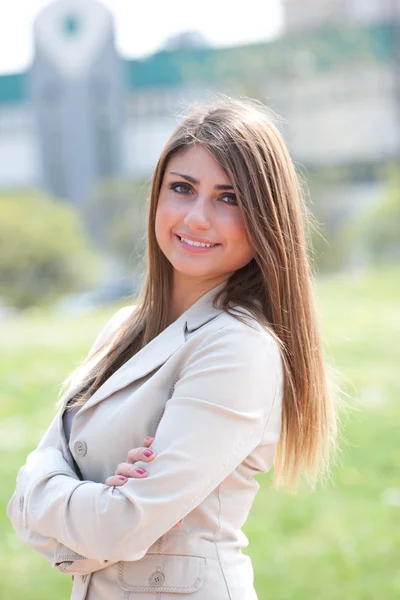 Outdoors headshot of a young businesswoman — Stock Photo, Image