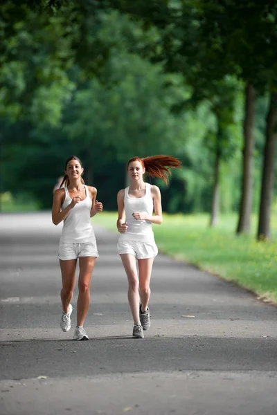 parkta çalışan iki genç kadın