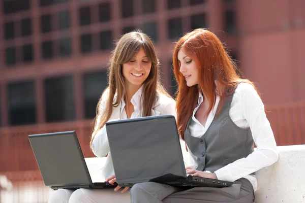 Två affärskvinna arbetar utomhus — Stockfoto
