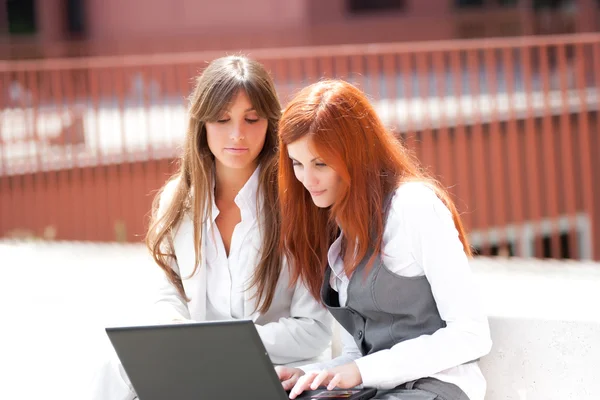 Två businesswoam som arbetar utomhus — Stockfoto