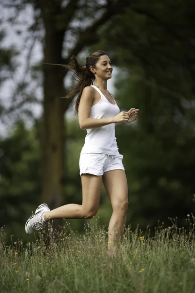 Mujer corriendo en un parque —  Fotos de Stock