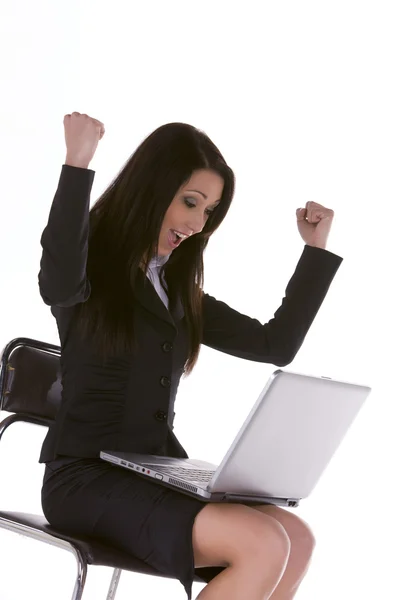Ung affärskvinna på laptop med armar upp — Stockfoto