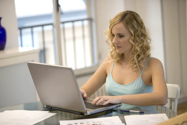 Woman at laptop at home — Stock Photo, Image