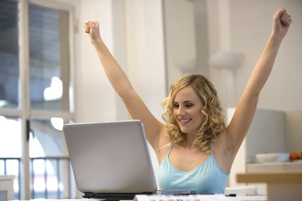 Žena na laptop s rukama nahoru — Stock fotografie