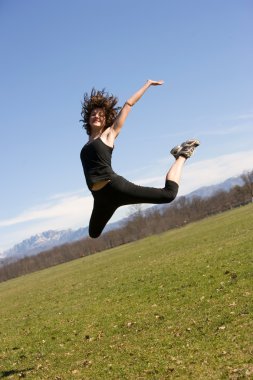 bir parkta genç kadın atlama