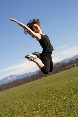 bir parkta genç kadın atlama