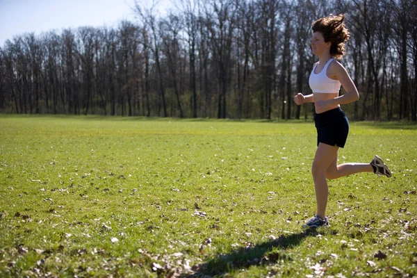 Fiatal nő fut — Stock Fotó