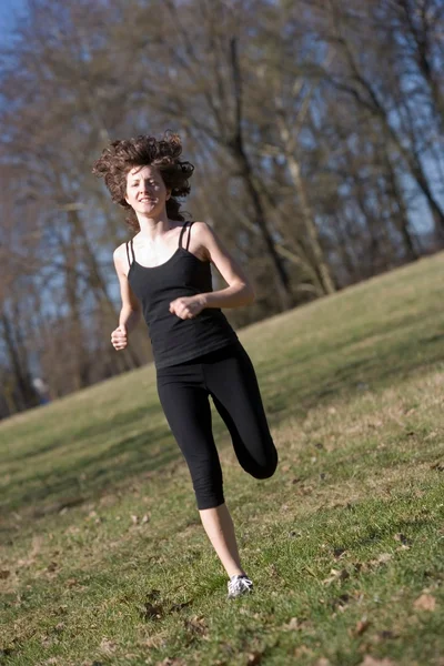 Junge Frau läuft — Stockfoto