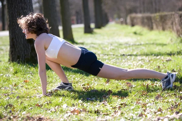 Mujer joven haciendo actividad física en un parque — Foto de Stock