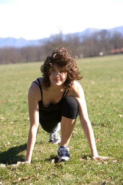 Jonge vrouw doen steeds activiteit in een park — Stockfoto