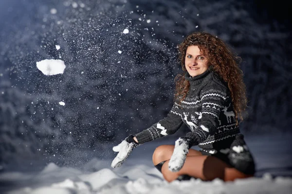 Güzel bir genç kadın kar ile oynarken kış açık — Stok fotoğraf