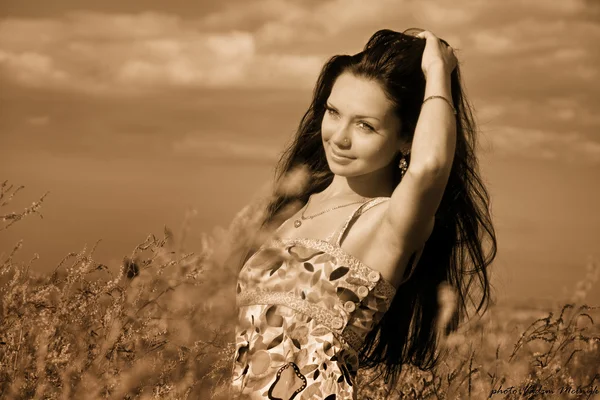Porträt einer hübschen Frau auf dem Feld Stockfoto