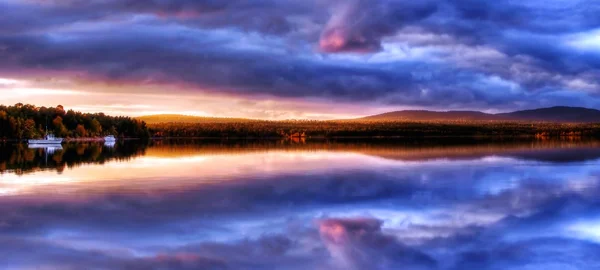Pôr do sol em um lago — Fotografia de Stock