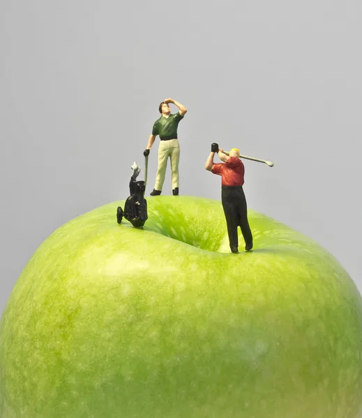 Golf en miniatura sobre manzana —  Fotos de Stock