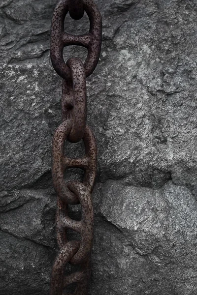 Rusty chain on rock — Stock Photo, Image