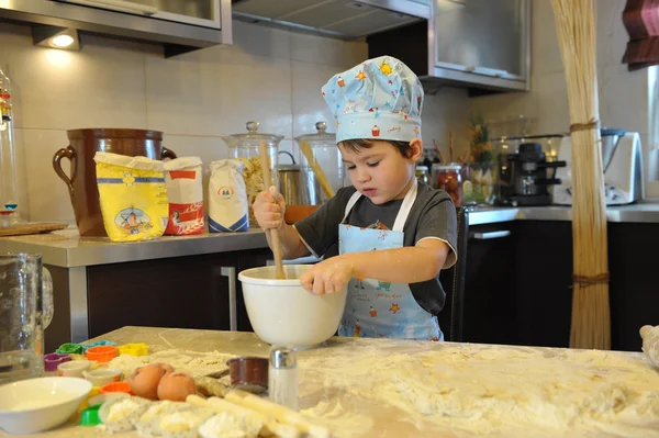 小男孩的厨师烘烤蛋糕 — 图库照片