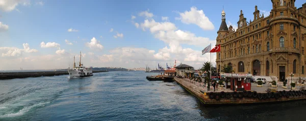 Istambul. Distrito de Kadéchkéry. Vista do Bósforo e da estação de comboios de Haydarpasa — Fotografia de Stock