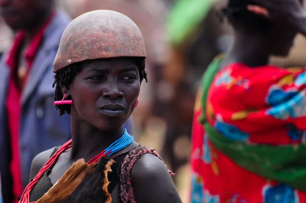 Женщина на рынке Key Afer со специальным головным убором — стоковое фото