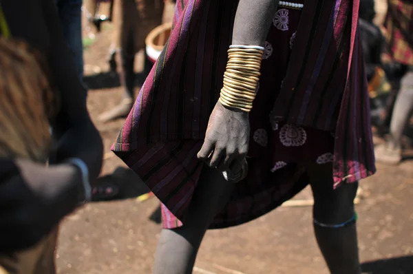 Mujer en el mercado Key Afer con pulseras y falda Imágenes de stock libres de derechos