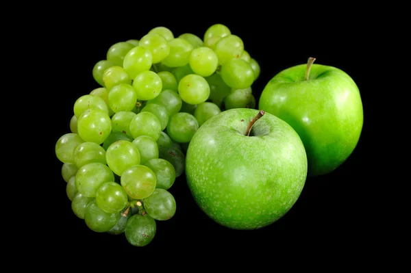 काळ्या पार्श्वभूमीवर सफरचंद आणि द्राक्ष — स्टॉक फोटो, इमेज