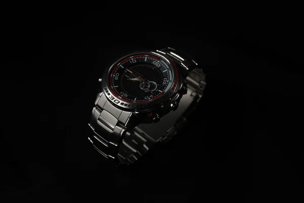 Reloj de pulsera de metal en negro —  Fotos de Stock