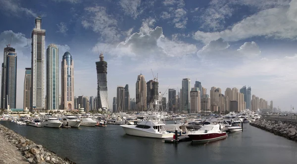Dubai Marina con yates y barcos —  Fotos de Stock