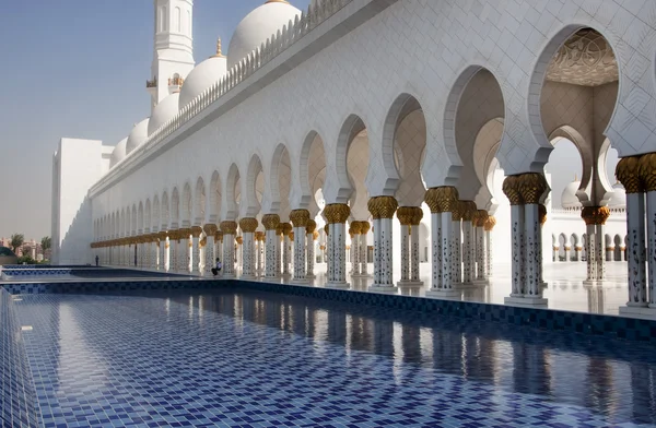 Gångväg sheikh zayad moskén — Stockfoto