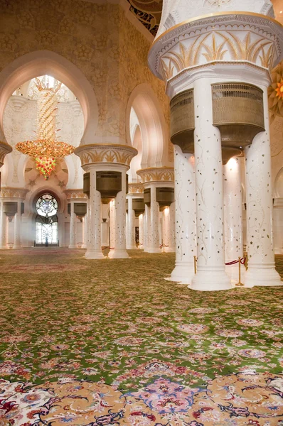 Gebetsraum der Scheich-Zayed-Moschee — Stockfoto
