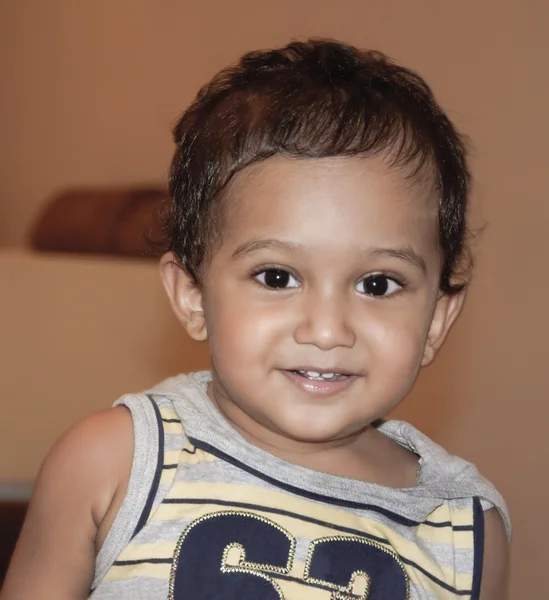 Счастливый индийский ребенок — стоковое фото