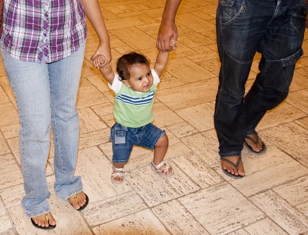 Jeune bébé apprenant à marcher — Photo
