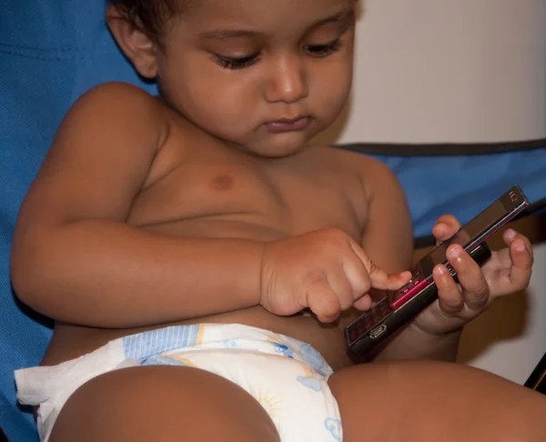 Младенец дрожащий мобильный телефон — стоковое фото
