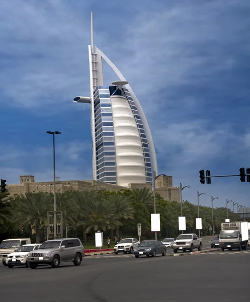 Burj al arab z ruchliwej ulicy — Zdjęcie stockowe