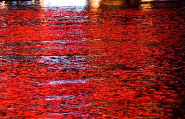 Luces rojas reflejadas en el agua — Foto de Stock